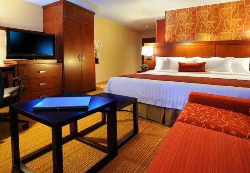 Courtyard Marriott Houston Pearland Hotel Стая снимка